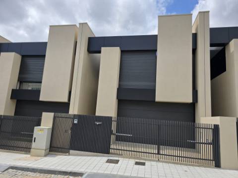 MORADIA 2 FRENTES EM CONSTRUÇÃO (3 SUITES)