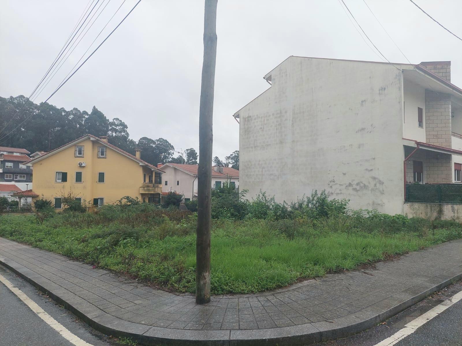 Lote de Gaveto p/ Moradia 3 Frentes (413m2) - São Cosme