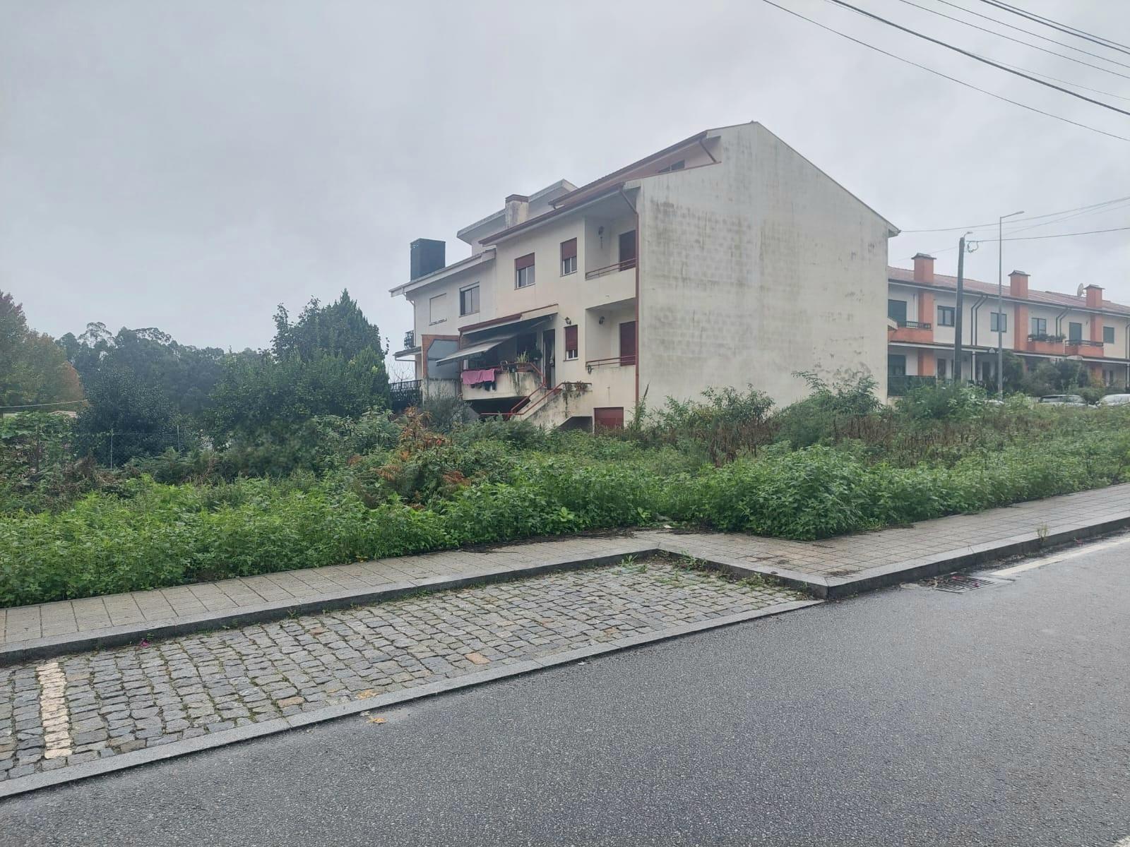 Lote de Gaveto p/ Moradia 3 Frentes (413m2) - São Cosme