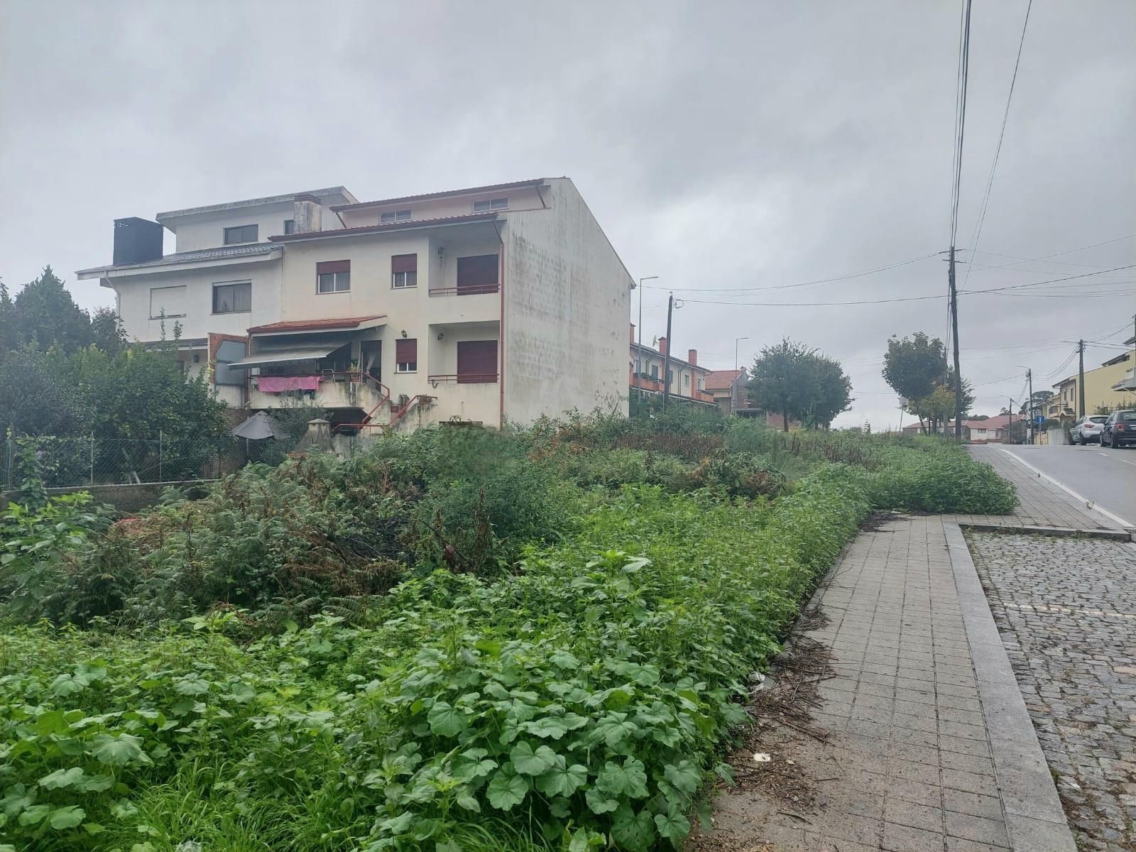 Lote de Gaveto p/ Moradia 3 Frentes (413m2) - São Cosme