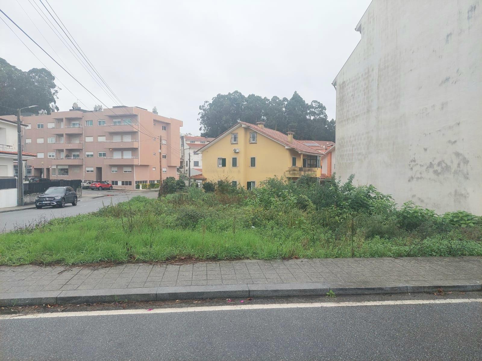 Lote de Gaveto p/ Moradia 3 Frentes (413m2) - São Cosme