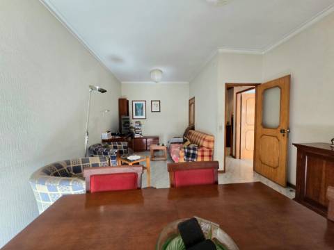 T2 Av. Carvalha | Garagem Fechada | Próximo Metro