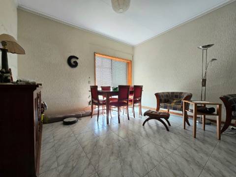 T2 Av. Carvalha | Garagem Fechada | Próximo Metro