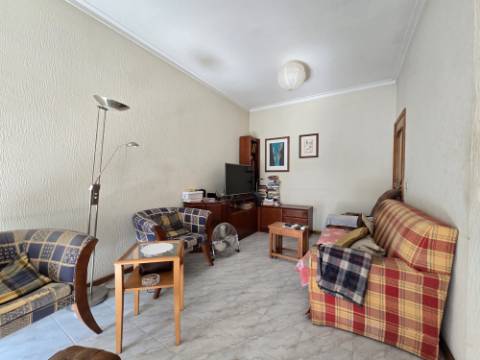 T2 Av. Carvalha | Garagem Fechada | Próximo Metro