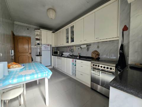 T2 Av. Carvalha | Garagem Fechada | Próximo Metro