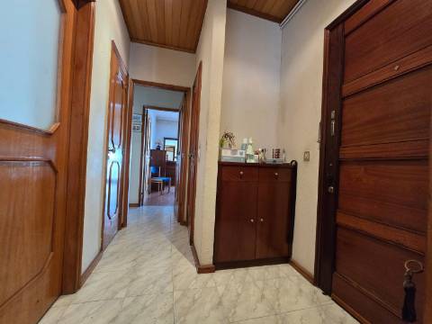 T2 Av. Carvalha | Garagem Fechada | Próximo Metro