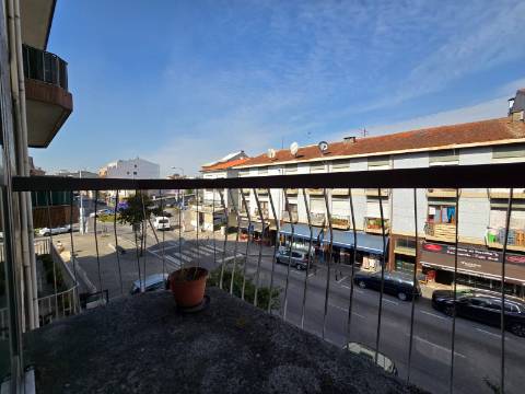 T2 Av. Carvalha | Garagem Fechada | Próximo Metro