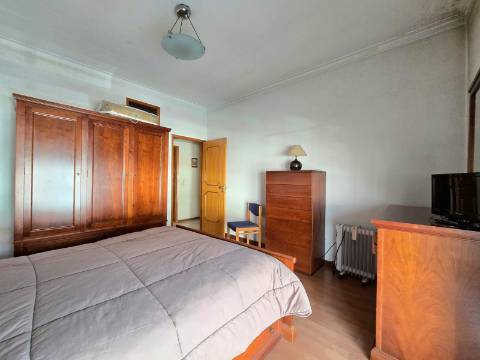 T2 Av. Carvalha | Garagem Fechada | Próximo Metro