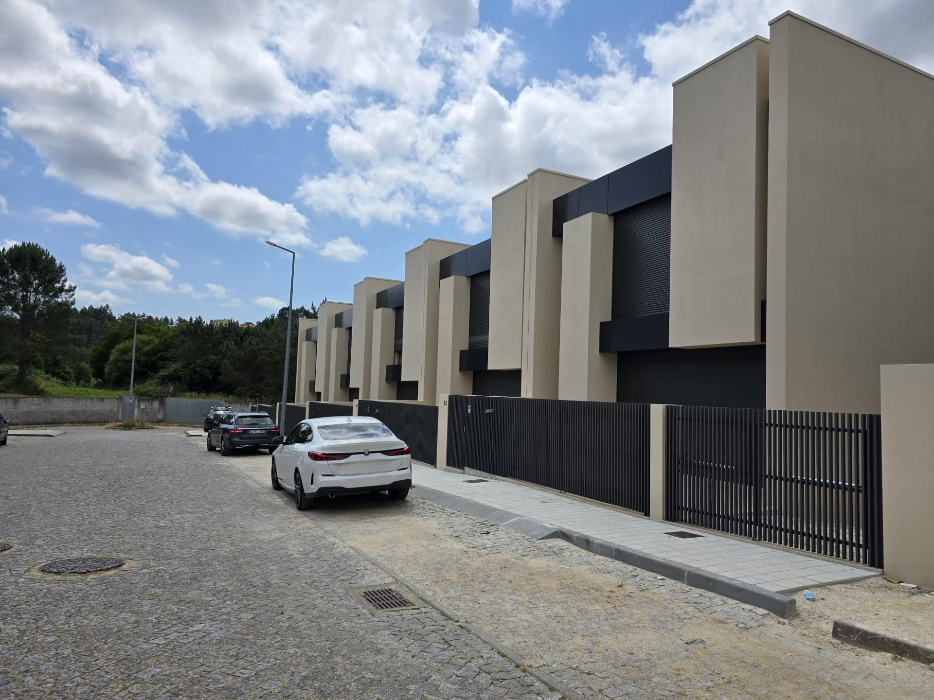 MORADIA 2 FRENTES EM CONSTRUÇÃO (3 SUITES)