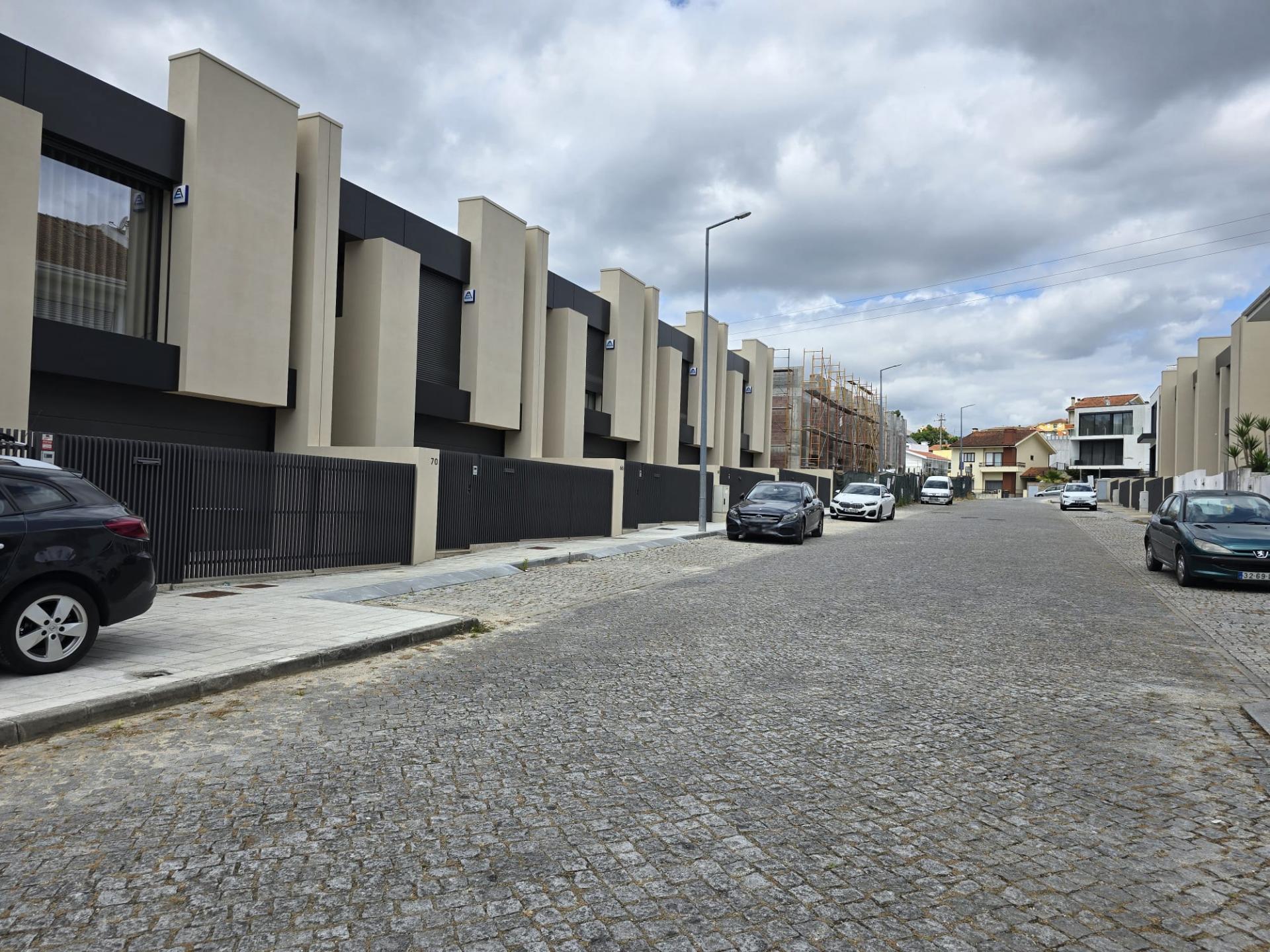 MORADIA 2 FRENTES EM CONSTRUÇÃO (3 SUITES)