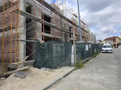 MORADIA 2 FRENTES EM CONSTRUÇÃO (3 SUITES)