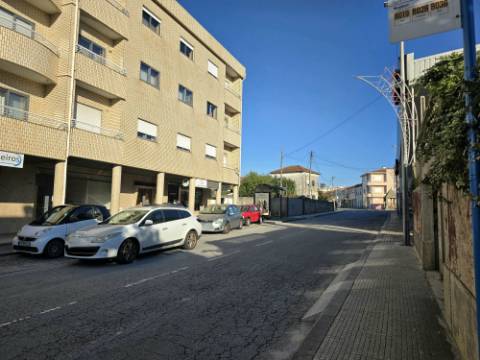 Loja de Rua c/ Montra | São Cosme