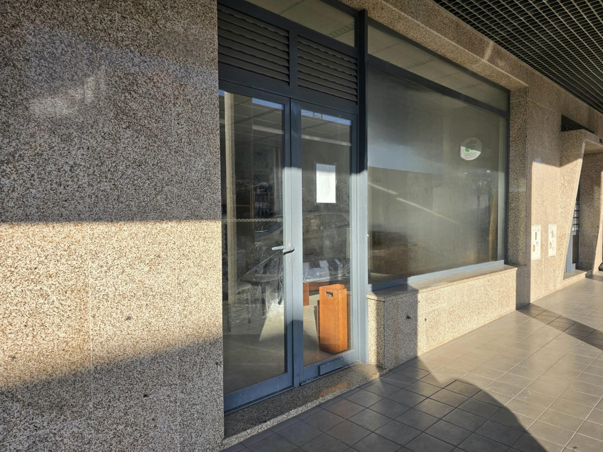 Loja de Rua c/ Montra | São Cosme