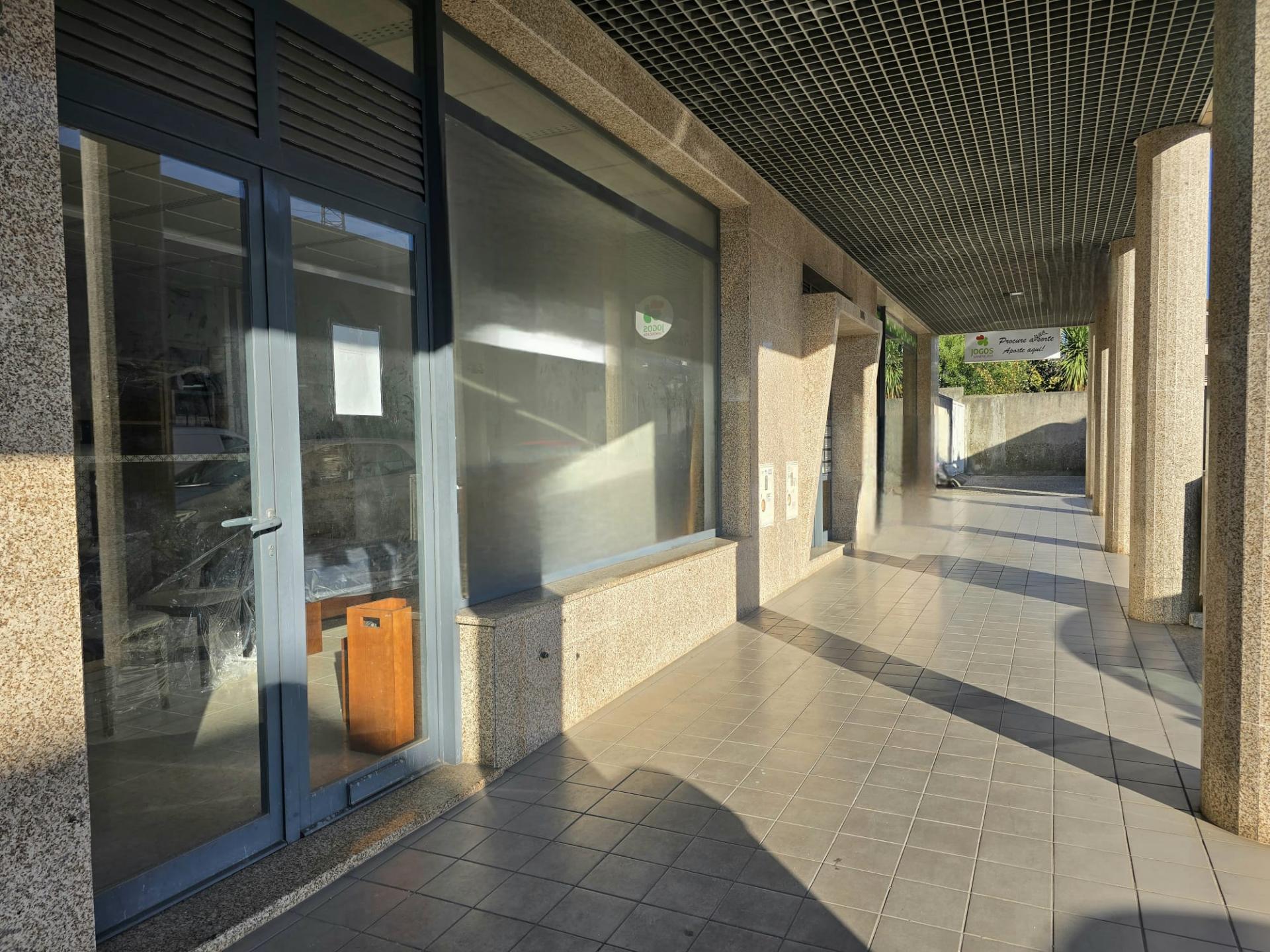 Loja de Rua c/ Montra | São Cosme