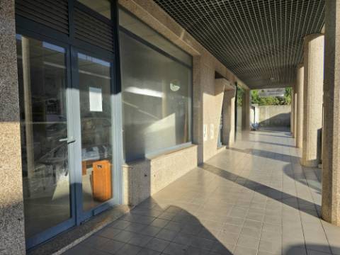 Loja de Rua c/ Montra | São Cosme