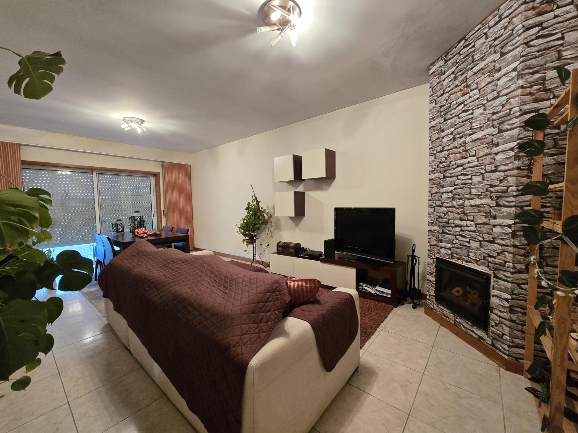 T2 c/ 2 Lg Garagem e Arrumos - São Cosme