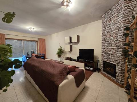 T2 c/ 2 Lg Garagem e Arrumos - São Cosme