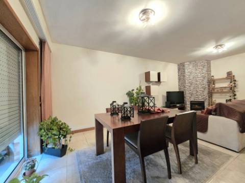 T2 c/ 2 Lg Garagem e Arrumos - São Cosme