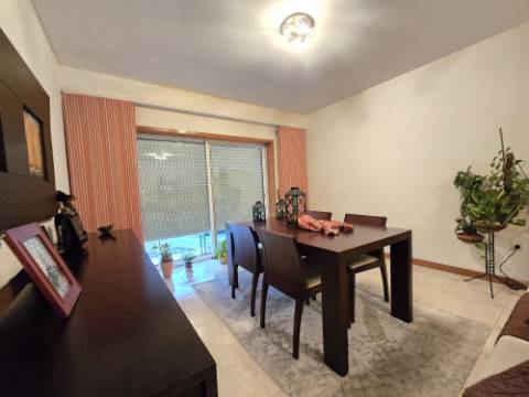 T2 c/ 2 Lg Garagem e Arrumos - São Cosme