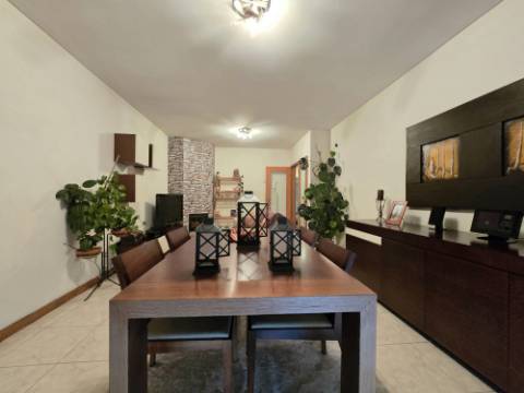 T2 c/ 2 Lg Garagem e Arrumos - São Cosme