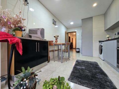 T2 c/ 2 Lg Garagem e Arrumos - São Cosme