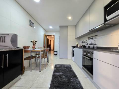 T2 c/ 2 Lg Garagem e Arrumos - São Cosme