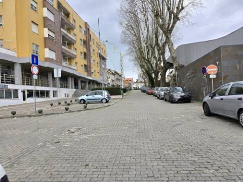 INVESTIMENTO | 5 Lojas Arrendadas | Centro de Gondomar (Souto)