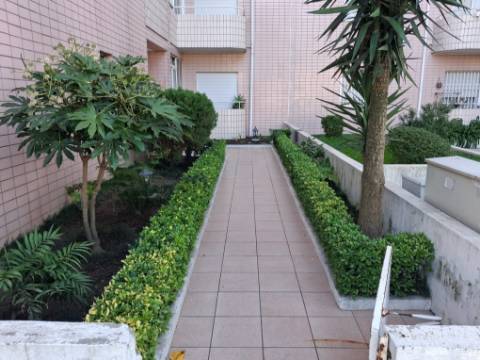 T2 Próximo ao Metro da Campainha/ Estação de Comboio