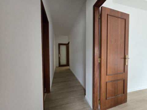 T2 Próximo ao Metro da Campainha/ Estação de Comboio