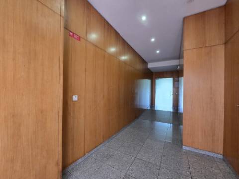 T2 Próximo ao Metro da Campainha/ Estação de Comboio