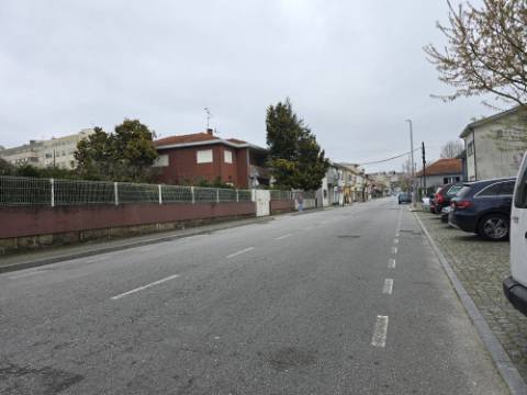 T2 Próximo ao Metro da Campainha/ Estação de Comboio