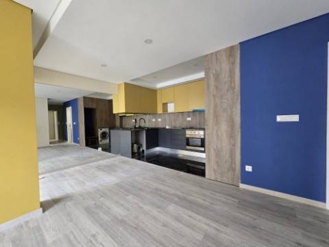 Apartamento T2 Remodelado | Lg Garagem | Localização Privilegiada