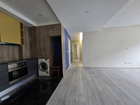 Apartamento T2 Remodelado | Lg Garagem | Localização Privilegiada