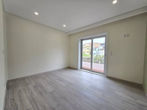 Apartamento T2 Remodelado | Lg Garagem | Localização Privilegiada