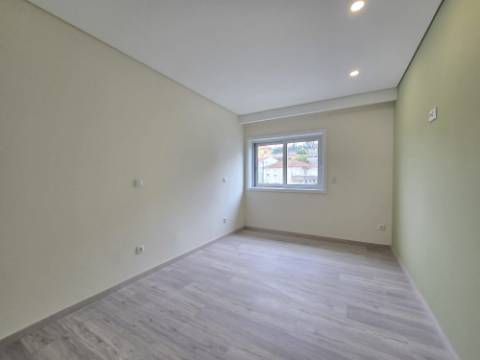 Apartamento T2 Remodelado | Lg Garagem | Localização Privilegiada