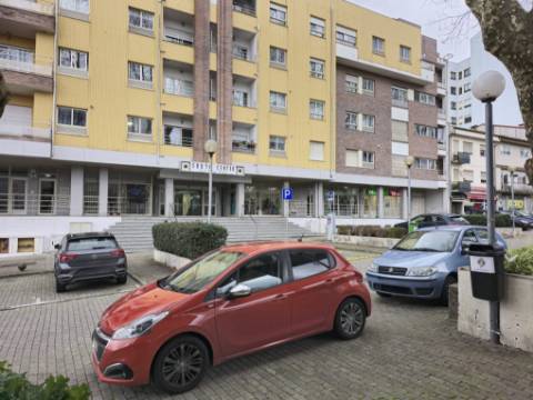 INVESTIMENTO | 4 Lojas Arrendadas | Centro de Gondomar (Souto)