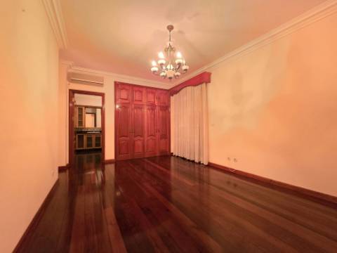 Moradia T4 | 4 Frentes | Jovim