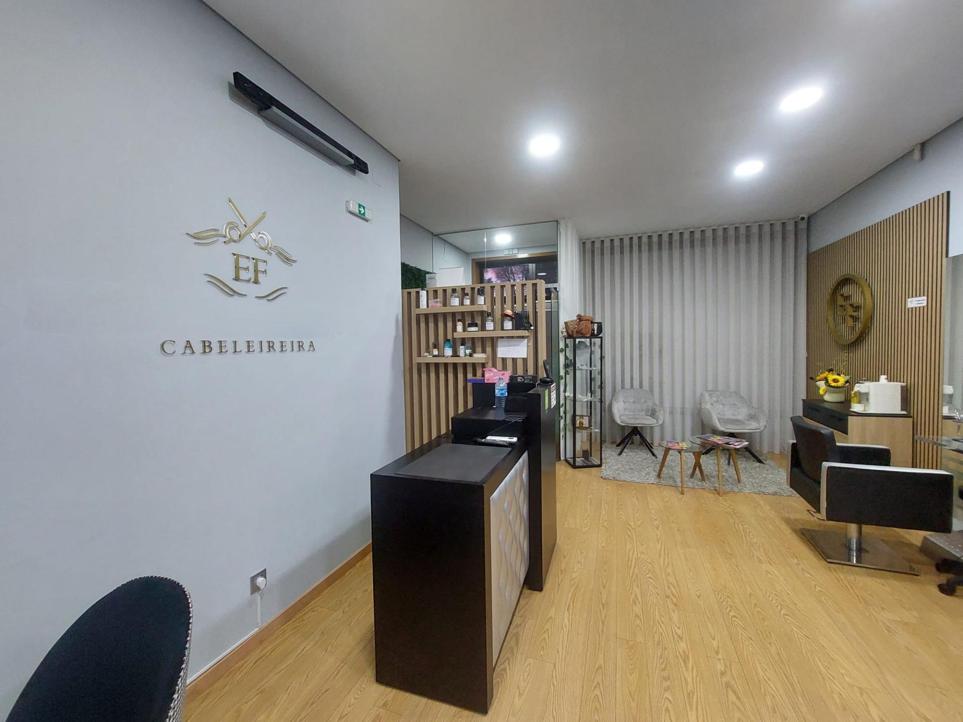 EXPLORAÇÃO - Cabeleireiro em Funcionamento | Fânzeres