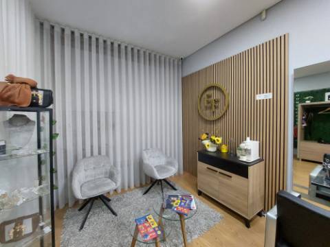 EXPLORAÇÃO - Cabeleireiro em Funcionamento | Fânzeres