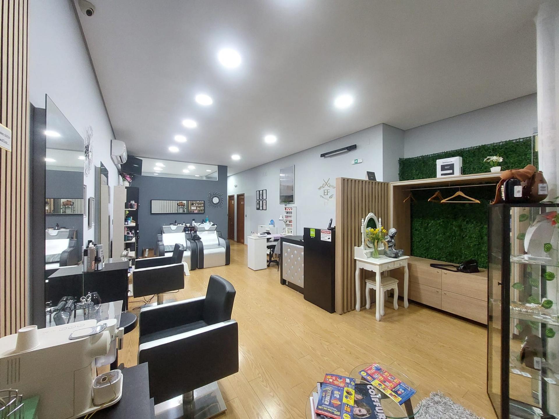 EXPLORAÇÃO - Cabeleireiro em Funcionamento | Fânzeres