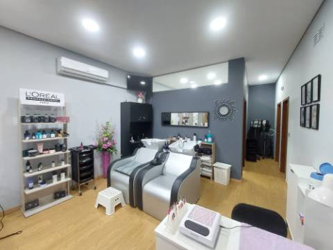 EXPLORAÇÃO - Cabeleireiro em Funcionamento | Fânzeres