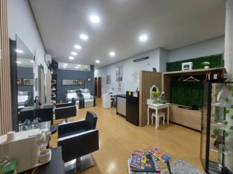 EXPLORAÇÃO - Cabeleireiro em Funcionamento | Fânzeres