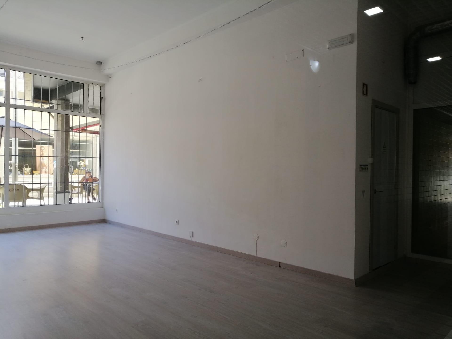 Investimento - Loja Av. 25 Abril - São Cosme