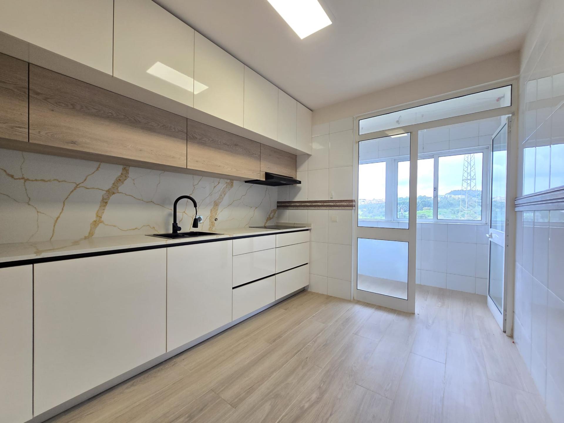 T2 C/ Lg Garagem e Arrúmos - Próximo Metyis