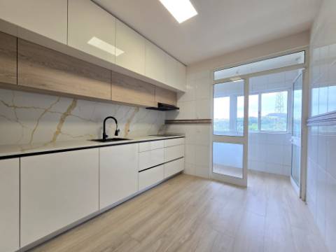 T2 C/ Lg Garagem e Arrúmos - Próximo Metyis