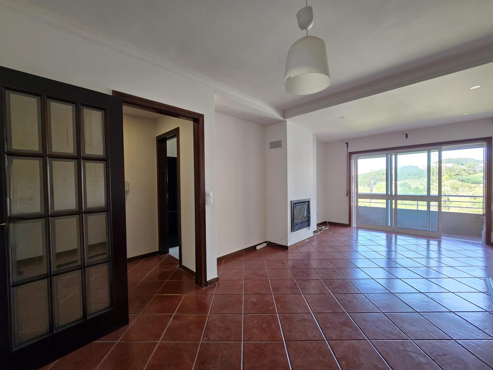 T2 C/ Lg Garagem e Arrúmos - Próximo Metyis