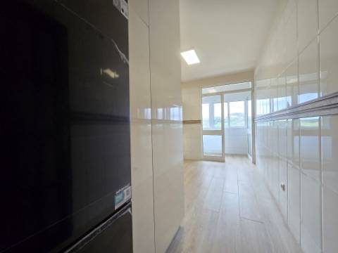 T2 C/ Lg Garagem e Arrúmos - Próximo Metyis