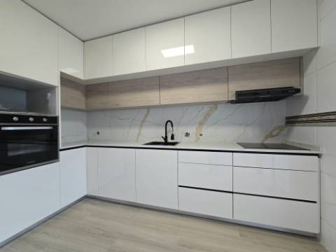 T2 C/ Lg Garagem e Arrúmos - Próximo Metyis