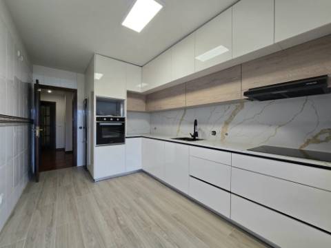 T2 C/ Lg Garagem e Arrúmos - Próximo Metyis