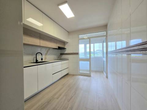 T2 C/ Lg Garagem e Arrúmos - Próximo Metyis